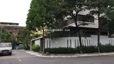 Cho thuê nhà Trần Kim Xuyến, 200 m2, MT 13m, xây 130 m2, 4 tầng, nội thất xịn, giá 90 triệu/tháng