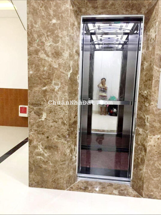 Cho thuê nhà 5 tầng trống suốt sát đường Điện Biên Phủ, thang máy, PCCC