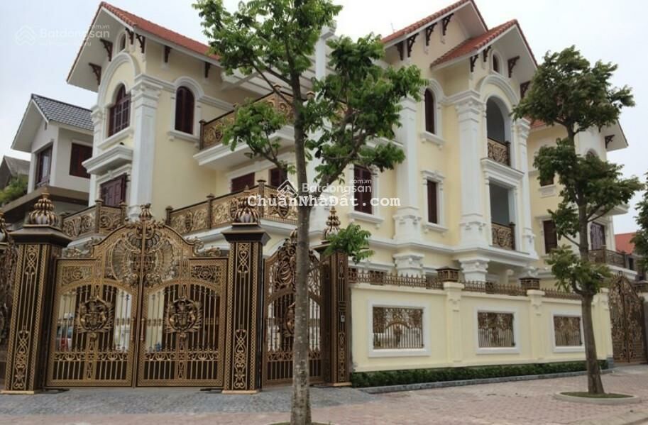 Cho thuê biệt thự phố Thái Hà. 180m2 x 4T có sân vườn. Ô tô vào nhà. Khu vực sầm uất, 45tr/th