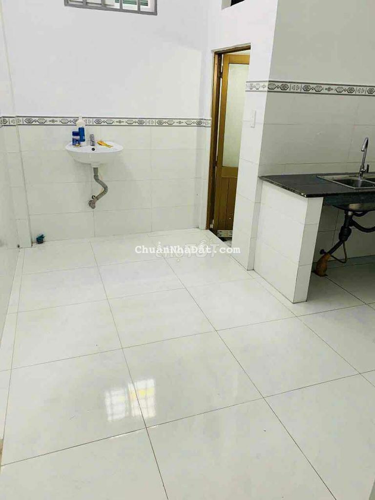 Cho thuê nhà hẻm 8m thông 1 sẹc gần sân bay,P16,GV