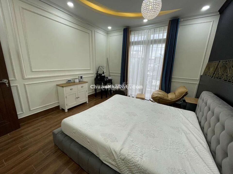 Cho thuê nhà nguyên căn MT Lạc Long Quân Q11 giáp Kênh Tân Hóa.