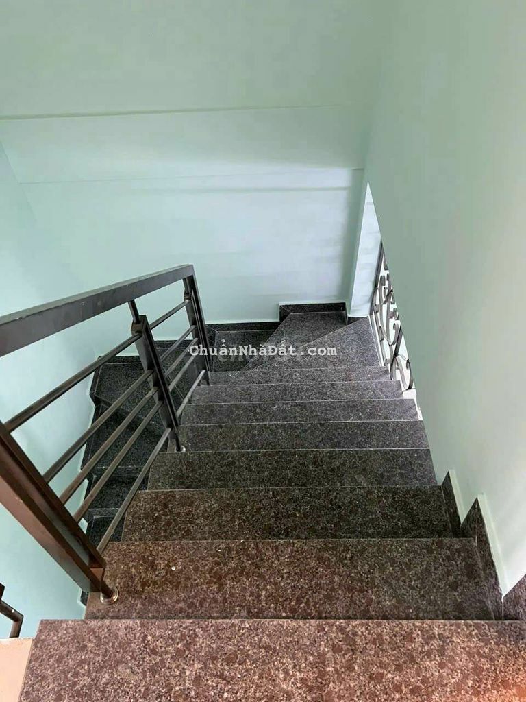 Cho thuê nhà măt tiền giá 8tr 2p ngủ 3wc