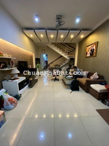 Cần cho thuê nhà MT Cách Mạng Tháng 8, Quận3, dt 4x30m, giá 33tr/tháng