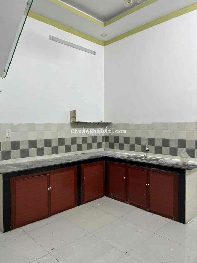 nhà bình chuẩn gần chợ phú phong 3p ngủ giá 5tr