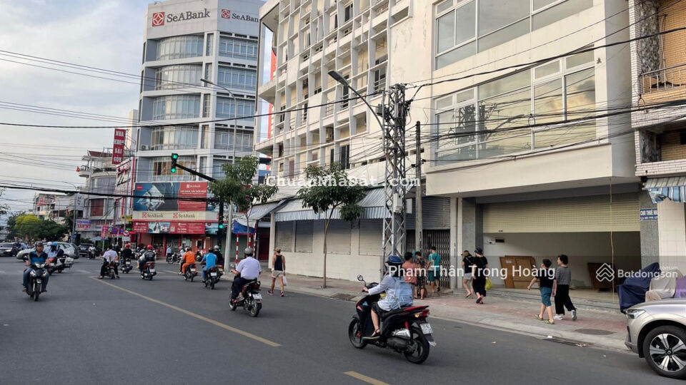 Cho thuê nhà 3 tầng đường Lê Thành Phương, Phương Sài, Nha Trang, 330m2 sàn, giá 40trđ/tháng