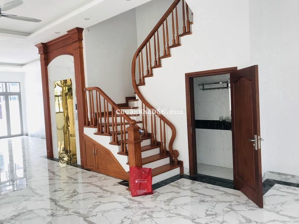 Cho thuê biệt thự Vinhome The Hamorny : 180m2, 4 tầng, có thang máy