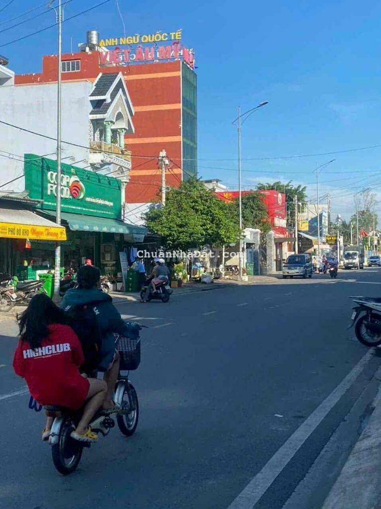 MẶT TIỀN NHÁNH NGUYỄN ẢNH THỦ GẦN TRƯỜNG HỌC KINH DOANH ĐA NGÀNH GIÁ 8